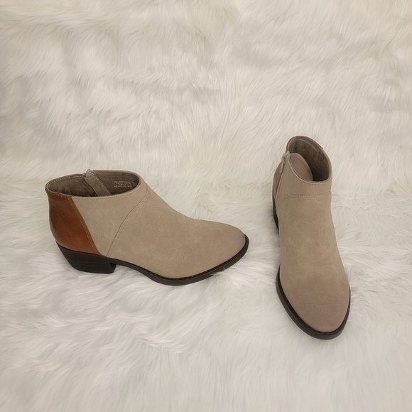 Taupe ankle boots. - Picture 4 of 7